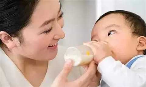 成都台山代怀公司，配方奶粉不应1岁内食用